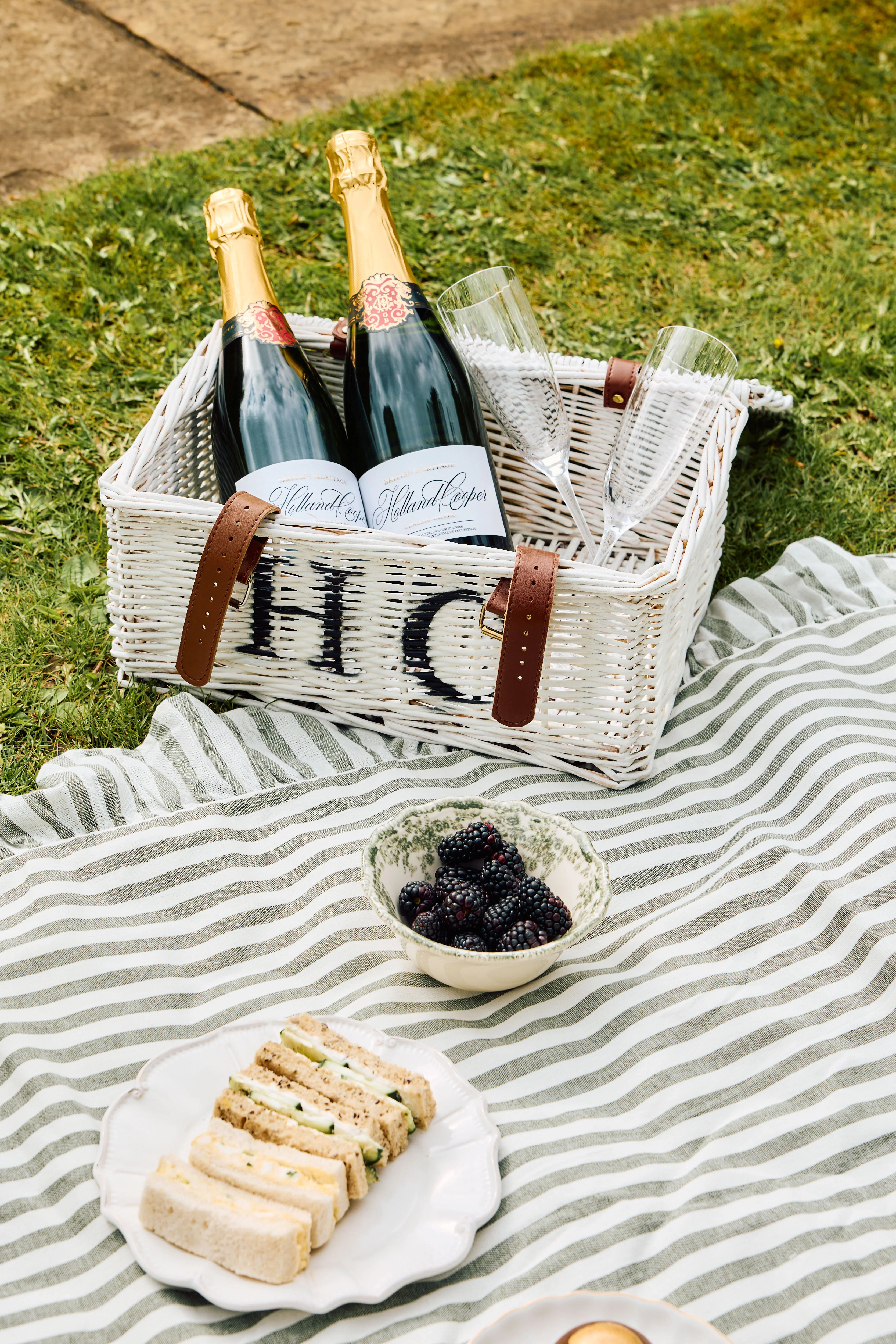Holland Cooper Premium English Sparkling Wine (White) - Image 3