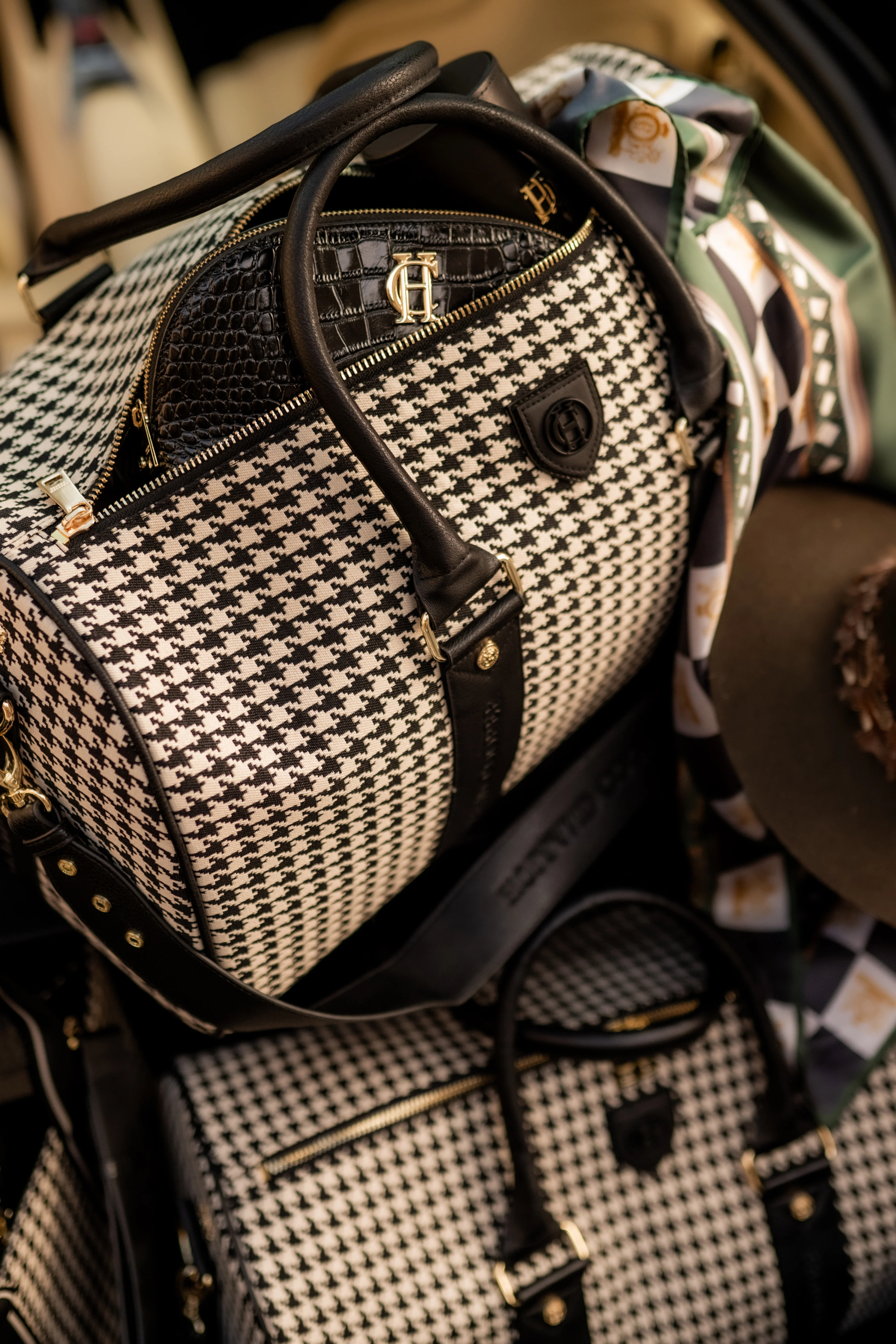 Regency Holdall (Ecru Houndstooth) - Image 10